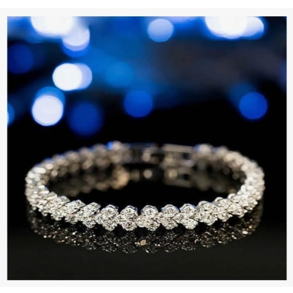 🆕️ Elegant Silver Bracelet - Picture 4 of 7